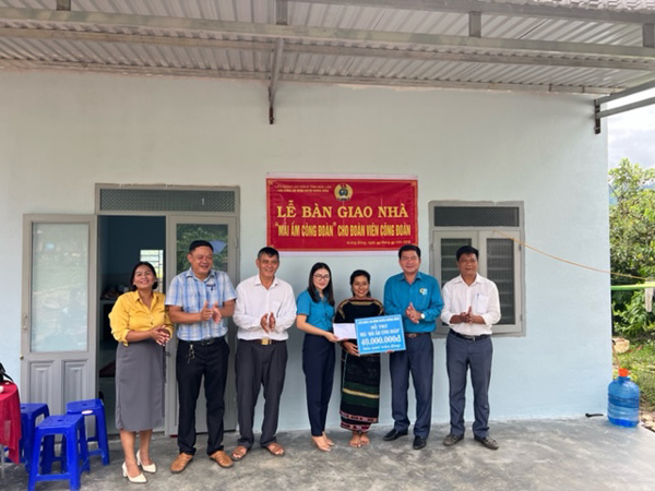 Liên đoàn Lao động huyện Krông Bông Bàn giao nhà “Mái ấm Công đoàn” cho đoàn viên có hoàn cảnh khó khăn
