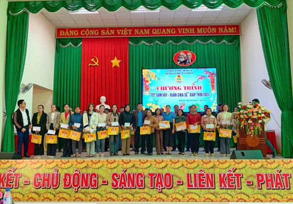 Liên đoàn Lao động thị xã Buôn Hồ Tổ chức Chương trình “Tết sum vầy –Xuân chia sẻ” Tết Nguyên Đán Giáp Thìn năm 2024