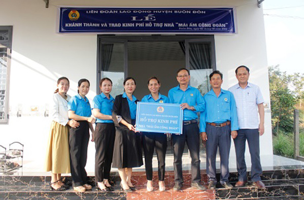 Liên đoàn Lao động huyện Buôn Đôn trao kinh phí hỗ trợ sửa chữa nhà Mái ấm Công đoàn