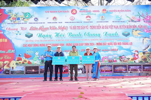 Liên đoàn Lao động huyện Buôn Đôn Tổ chức Chương trình “Tết sum vầy – xuân chia sẻ” Xuân Giáp Thìn năm 2024