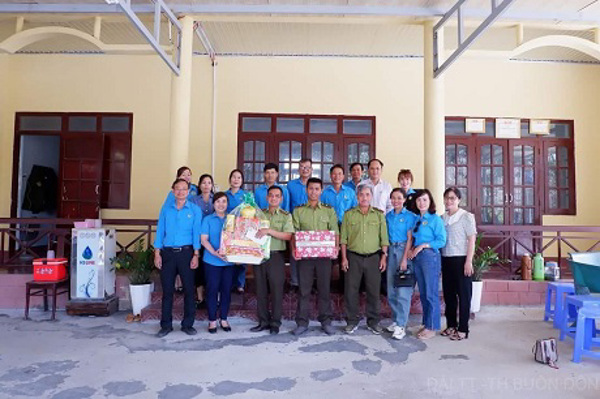 Liên đoàn Lao động huyện Buôn Đôn thăm và chúc tết đoàn viên CNVCLĐ khó khăn thuộc vườn Quốc gia Yok Đôn