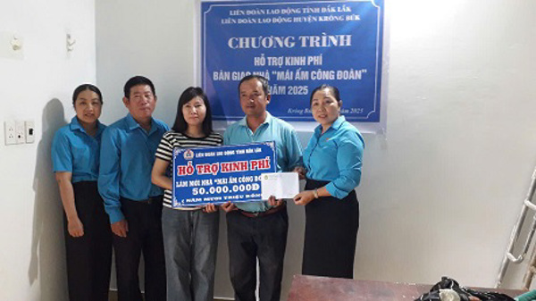 Liên đoàn Lao động huyện Krông Búk, tổ chức Chương trình hỗ trợ kinh phí bàn giao nhà  “Mái ấm Công đoàn”