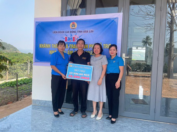 Liên đoàn Lao động huyện Lắk tổ chức Trao nhà “Mái ấm công đoàn” cho đoàn viên có hoàn cảnh khó khăn