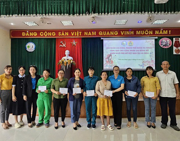 Liên đoàn Lao động thành phố Buôn Ma Thuột thăm hỏi nữ CNVCLĐ nhân kỷ niệm 94 năm ngày thành lập Hội Liên hiệp Phụ nữ Việt Nam (20/10/1930 - 20/10/2024) 