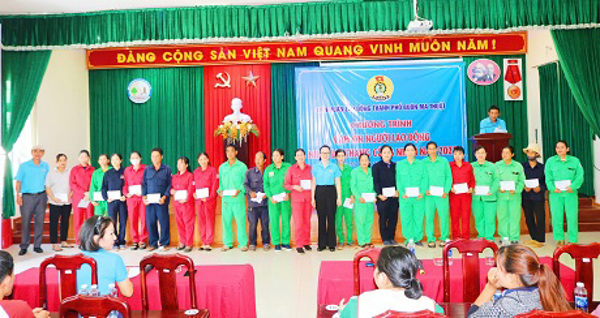 Liên đoàn Lao động thành phố Buôn Ma Thuột trao tặng 200 suất quà tại Chương trình “Cảm ơn người lao động” năm 2025