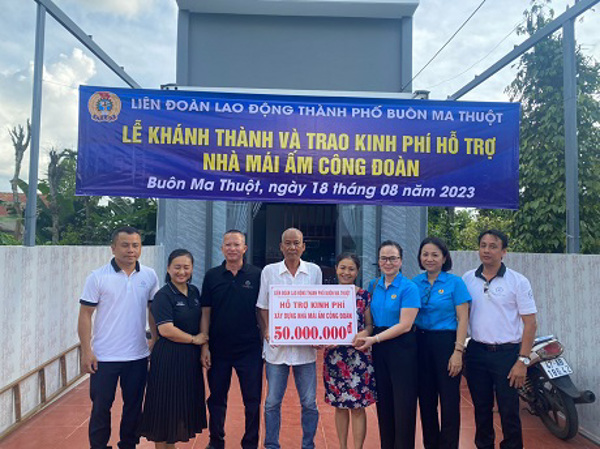 LĐLĐ Buôn Ma Thuột hỗ trợ kinh phí nhà Mái ấm Công đoàn cho  đoàn viên CĐCS Công ty Cổ phần Cà phê Trung Nguyên