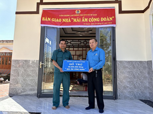 Liên đoàn Lao động huyện Cư M’gar tổ chức Lễ bàn giao nhà “Mái ấm Công đoàn” cho công đoàn viên có hoàn cảnh khó khăn 
