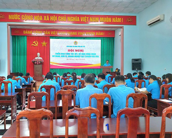 Sáng ngày 11/10/2024, Liên đoàn Lao động (LĐLĐ) tỉnh đã tổ chức Hội nghị triển khai công tác xét, đề nghị công nhận cơ quan, đơn vị, doanh nghiệp đạt chuẩn văn hóa và lấy ý kiến xây dựng tiêu chí chấm điểm, đánh giá, xếp loại Công đoàn cấp trên trực tiếp cơ sở.