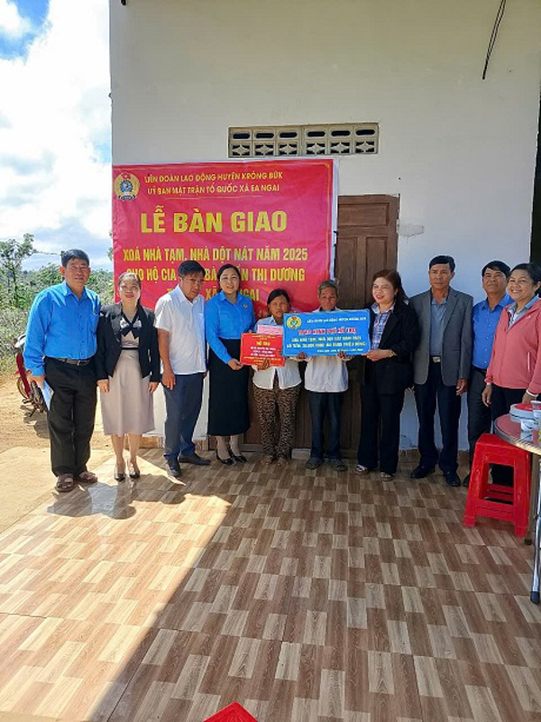Liên đoàn Lao động huyện Krông Búk Tổ chức Lễ bàn giao xóa nhà tạm, nhà dột nát năm 2025