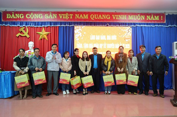 Liên đoàn Lao động Huyện Krông Năng tổ chức trao tặng quà của lãnh đạo Đảng, Nhà nước cho đoàn viên, người lao động có hoàn cảnh khó khăn
