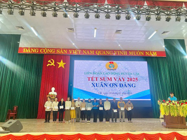 Liên đoàn Lao động huyện Lắk Tổ chức trao quà cho đoàn viên, người lao động tại Chương trình “Tết sum vầy- Xuân ơn Đảng” năm 2025