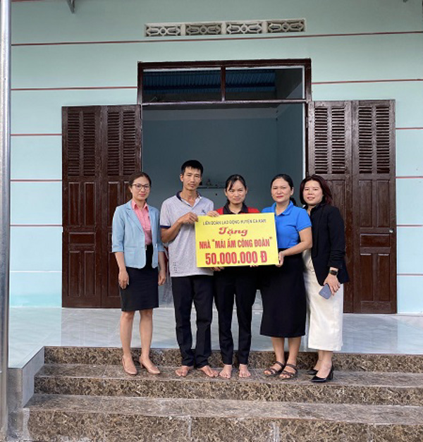 Công đoàn huyện EaKar trao kinh phí hỗ trợ nhà "Mái ấm Công đoàn" cho đoàn viên có hoàn cảnh khó khăn