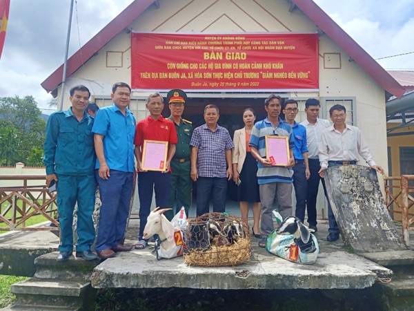 HUYỆN KRÔNG BÔNG HỖ TRỢ GIỐNG GIA SÚC  CHO HỘ GIA ĐÌNH KHÓ KHĂN  
