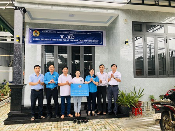 LIÊN ĐOÀN LAO ĐỘNG HUYỆN BUÔN ĐÔN BÀN GIAO NHÀ “MÁI ẤM CÔNG ĐOÀN” CHO CÔNG ĐOÀN VIÊN KHÓ KHĂN