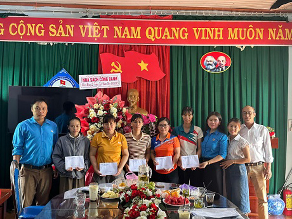 Liên đoàn Lao động huyện Cư M’gar: Trao quà cho đoàn viên công đoàn có hoàn cảnh khó khăn nhân dịp Tháng Công nhân năm 2025