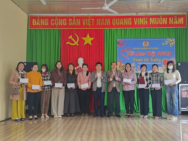 Liên đoàn Lao động huyện M’Drắk tổ chức các hoạt động chăm lo cho đoàn viên, người lao động nhân dịp Tết Nguyên đán Ất Tỵ 2025