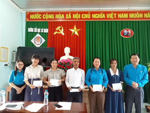 Công đoàn huyện Krông Bông  tổ chức thăm hỏi, tặng quà cho đoàn viên có hoàn cảnh đặc biệt khó khăn, bệnh hiểm nghèo, tai nạn lao động nhân Tháng công nhân năm 2025