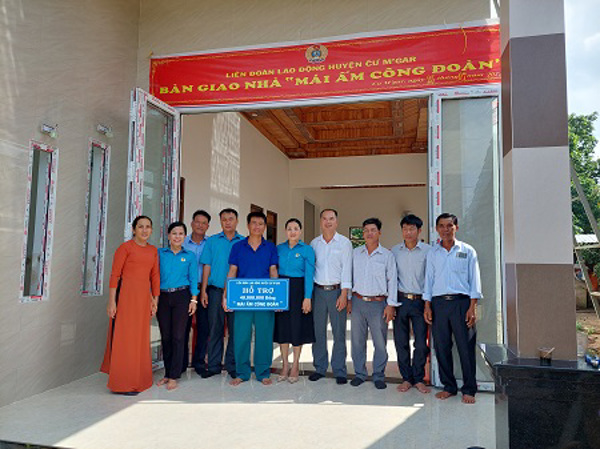 HỖ TRỢ KINH PHÍ XÂY DỰNG NHÀ “MÁI ẤM CÔNG ĐOÀN” NHÂN KỶ NIỆM 93 NĂM NGÀY THÀNH LẬP CÔNG ĐOÀN VIỆT NAM