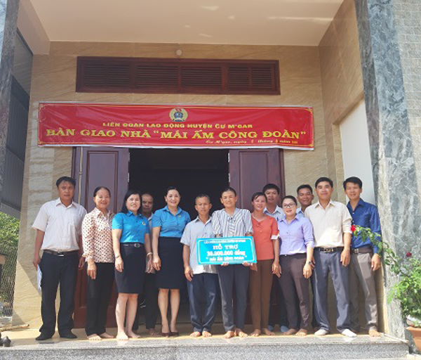 Liên đoàn Lao động huyện Cư M’gar bàn giao nhà Mái ấm công đoàn cho đoàn viên có hoàn cảnh khó khăn