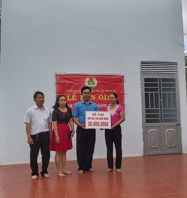 Liên đoàn Lao động thị xã Buôn Hồ tổ chức bàn giao nhà &#034;Mái ấm công đoàn&#034; cho đoàn viên hoàn cảnh khó khăn