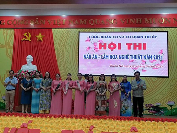 CÔNG ĐOÀN CƠ SỞ CƠ QUAN THỊ ỦY THỊ XÃ BUÔN HỒ TỔ CHỨC HỘI THI NẤU ĂN VÀ CẮM HOA NGHỆ THUẬT