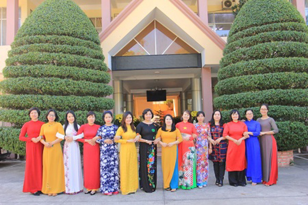 CÔNG ĐOÀN NGÀNH GIÁO DỤC ĐẮK LẮK DUY TRÌ NỀ NẾP MẶC TRANG PHỤC ÁO DÀI TRONG NỮ ĐOÀN VIÊN, CNVCLĐ